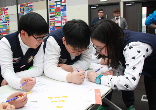 팀원과 함께 수학문제를 푸는 2015 WMO 아시아 대회 참가자들.
