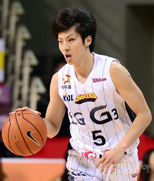 남자프로농구의 막판 판도를 뜨겁게 달구고 있는 LG 돌풍의 중심에는 포인트가드 김시래가 있다. 그는 1997년 창단 이후 챔피언 결정전 우승을 경험하지 못한 LG에 큰 별을 안길 참이다. 스포츠동아DB