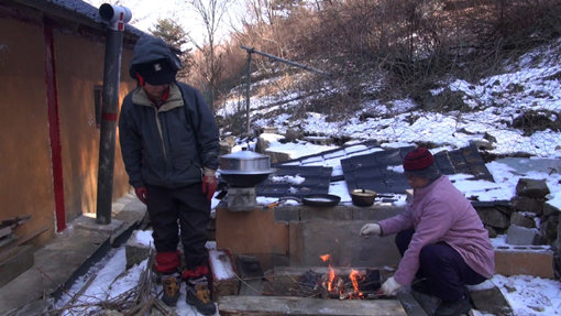 산골생활 10개월 경력의 김철용(왼쪽)씨는 아직도 모든 게 서툴기만 하다. 김오곤 한의사의 도움을 받은 끝에 장작에 불을 지폈다. 사진제공｜채널A