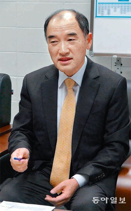 안종진 인천포스코교 초대 교장은 23일 “대학 입시도 중시하지만 그보다 ‘인성이 실력’ 이라는 교육 가치를 우선시하겠다”고 말했다. 인천의 두번째 자율형 사립고인 이 학교는 다음 달 1일 문을 연다. 김영국 동아닷컴 객원 기자 press82@donga.com