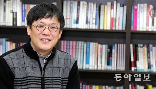 23일 만난 장은수 대표는 “출판계의 문제에 대해 출판사, 작가, 유통사 모두 당사자여서 객관적으로 보기 어렵다” 며 “제3자의 시각에서 냉철히 볼 수 있는 연구조직을 꾸린 이유” 라고 밝혔다. 김경제 기자 kjk5873@donga.com