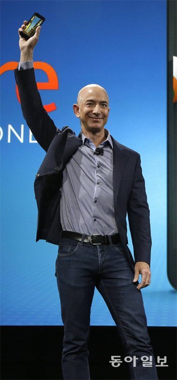 제프 베저스 아마존 최고경영자(CEO)가 아마존이 자체 개발한 ‘파이어폰’을 들어 보이고 있다. 파이어폰은 3차원(3D) 영상을 볼 수 있는 스마트폰이다. 동아일보DB