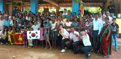 새마을리더 해외봉사단 5기 단원들이 지난해 8월 스리랑카 피티예가마 마을에서 새마을정신 교육을 진행한 뒤 주민들과 한자리에 모였다. 경북도 제공