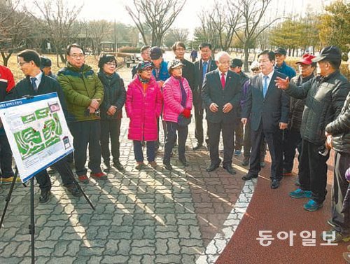 대전 서구는 23일 둔산동 파랑새아파트 뒤편 공원에서 ‘마레트 골프 테마파크’ 조성 현장설명회를 가졌다. 이기진 기자 doyoce@donga.com