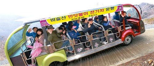 시범 운행 중인 반딧불이 전기차가 관광객을 태우고 비슬산 중턱을 오르고 있다. 해발 1000m의 대견사까지 시속 15km로 운행한다. 대구 달성군 제공