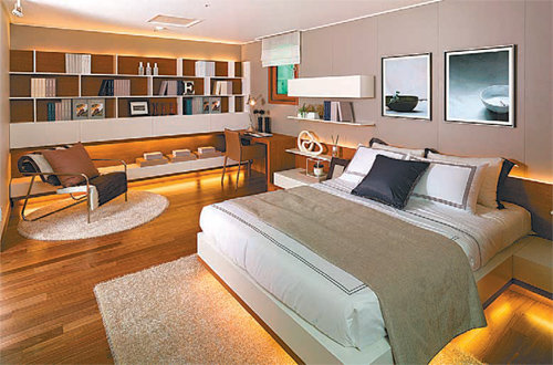 방 4개와 거실을 전면에 배치하는 5베이로 설계된 전용 84㎡C타입의 부부 침실. 같은 면적대의 다른 아파트보다 훨씬 넓다. ㈜신영 제공