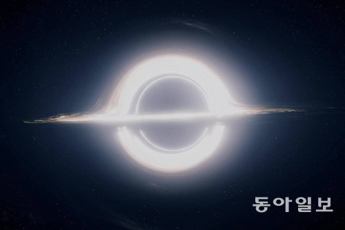 영화 ‘인터스텔라’의 한 장면. 블랙홀 주변으로 빛이 굴절되는 ‘중력렌즈 현상’을 표현했다. 동아일보DB