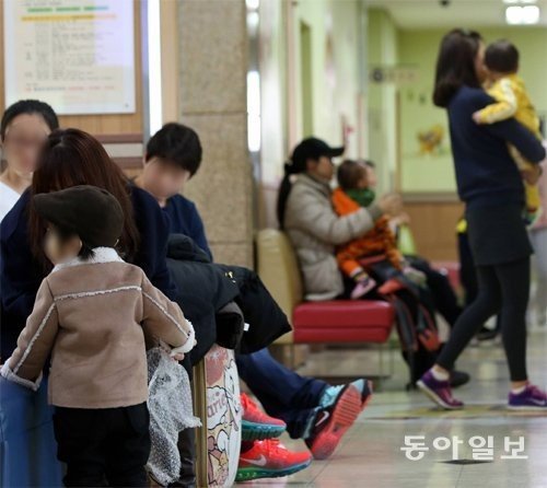 24일 서울 용산구 소화아동병원이 진료를 받으려는 소아환자와 보호자들로 북적이고 있다. 최혁중 기자 sajinman@donga.com