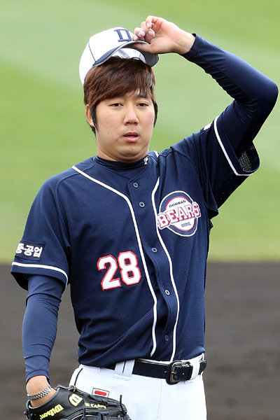 두산 좌완투수 장원준은 롯데 시절 단짝포수 강민호의 부재와 체력 보강이라는 과제를 풀어내야 한다. 사진제공｜두산