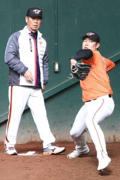한화 김성근 감독은 일본 스프링캠프에서 송은범을 밀착해서 지도하고 있다. 김 감독은 송은범을 두고 “SK 시절보다 좋다”는 평가를 내리며 올 시즌 기대감을 나타내고 있다. 사진제공｜한화 이글스
