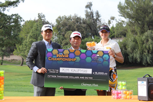 국산 골프공 제조업체 볼빅은 27일(한국시간)부터 미국 캘리포니아주 버몬트에서 미국여자프로골프(LPGA) 시메트라 투어(2부) 볼빅 챔피언십을 개최한다. 볼빅 문경안 회장(가운데)이 지난해 시상식에서 우승자와 함께 포즈를 취하고 있다. 사진제공｜볼빅