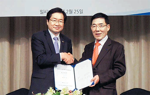 25일 서울 영등포구 서울마리나에서 김영석 해양수산부 차관(왼쪽)과 한동영 한양 대표이사가 ‘광양항 묘도 항만재개발사업’ 실시협약을 체결하고 있다. 해양수산부 제공