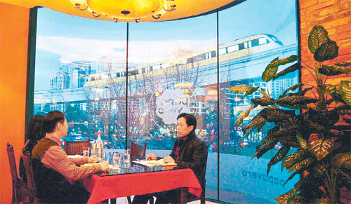 대구 도시철도 3호선 모노레일이 보이는 수성구의 한 레스토랑에서 손님들이 이야기를 나누고 있다. 2층에 위치한 이 레스토랑은 손님들이 오가는 모노레일을 감상할 수 있도록 창문 크기를 넓혔다. 대구시 제공