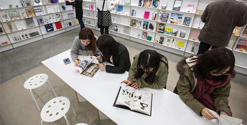 25일 오후 서울 국립중앙도서관에서 열린 ‘도서관, 독립출판, 열람실’전에서 관람객들이 독특한 개념의 독립출판 서적을 들여다보고 있다. 국립중앙도서관 제공