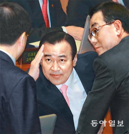 의원들에게 거수경례 새누리당 원내대표를 지낸 이완구 국무총리(가운데)가 25일 국회 대정부질문에서 총리로서 데뷔전을 치렀다. 이 총리가 자신의 자리로 찾아온 새누리당 김광림(왼쪽), 주호영 의원에게 거수경례를 하듯 손을 들어 인사를 하고 있다. 원대연 기자 yeon72@donga.com