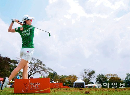 몸 푸는 KLPGA 최강자 미국여자프로골프(LPGA)투어 혼다 타일랜드 개막을 하루 앞둔 25일 태국 촌부리의 시암CC 파타야 올드코스(파72)에서 김효주가 몸을 풀고 있다. 촌부리=김종석 기자 kjs0123@donga.com