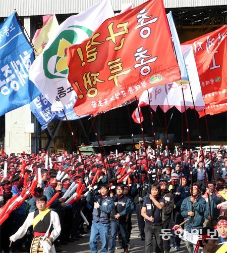근로자들의 파업권은 헌법이 보장하는 권리 중 하나다. 지난해 11월 한 대기업 노조가 파업 출정식을 벌이고 있다. 동아일보DB