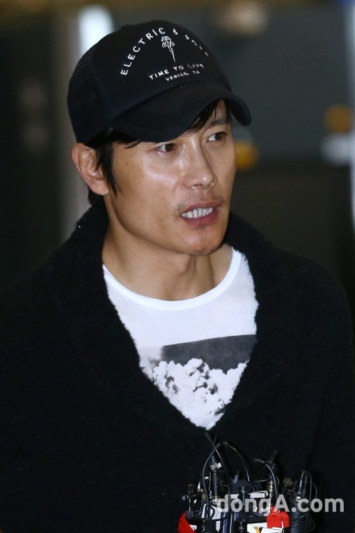 배우 이병헌이 26일 오전 아내 이민정과 함께 인천국제공항을 통해 입국했다. 인천국제공항｜동아닷컴 방지영 기자 doruro@donga.com