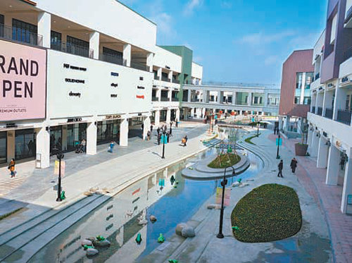 27일 공식 개장하는 현대프리미엄아웃렛 김포점의 전경. 건물과 건물 사이에는 수로를 설치해 쾌적한 분위기를 연출했다. 현대백화점 제공