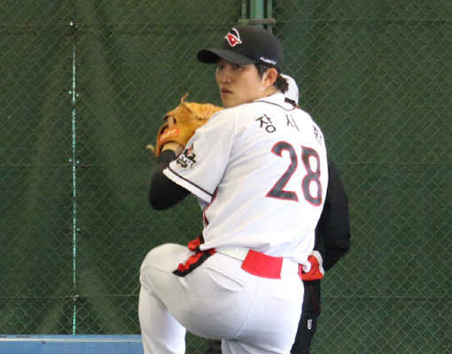 kt가 특별지명으로 영입한 넥센 출신 투수 장시환이 일본 가고시마 스프링캠프에서 피칭을 하고 있다. 장시환은 만년 유망주의 꼬리표를 떼고 에이스로 부상할 준비를 하고 있다. 사진제공｜kt 위즈