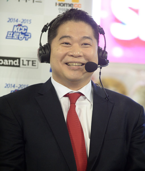 선수시절 한국농구를 대표하는 스타였던 현주엽 MBC스포츠플러스 해설위원이 해설가로 농구계에 복귀한 지 반년이 되어 간다. 최근에는 소신 해설로 자리를 잡아가고 있다는 평도 듣고 있다. 현 위원은 “지금도 조금씩 농구를 배워가는 것이 즐겁기만 하다”며 환하게 웃었다. 사진제공｜KBL