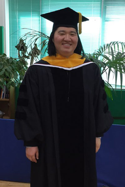 장미란(장미란재단 이사장)이 26일 용인대학교에서 열린 2014년도 전기 학위수여식에서 체육학 박사학위를 받았다. 박사모를 쓴 장미란이 활짝 웃고 있다. 사진제공｜장미란재단