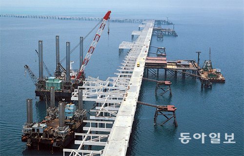 1970년대 현대건설이 지은 사우디아라비아 주바일 산업항. 당시 한국 정부 예산의 4분의 1에 달하는 대규모 공사로 한국 경제 발전에 크게 기여했다. 동아일보DB