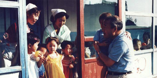 2008년 8월 북한 남포 육아원을 방문한 홍정길 목사. 그는 김일성 주석 사망 한 해 전인 1993년 ‘남북나눔’이라는 대북지원단체를 설립했다. 국내에서 처음 설립된 대북지원단체였다. 홍정길 목사 제공