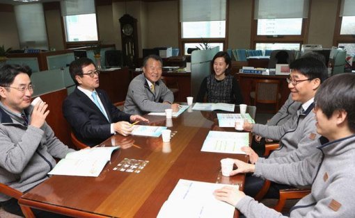 근로자 평균나이가 44.2세 사진출처 = 동아일보DB