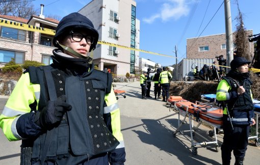 사진설명 = 27일 오전 엽총 난사로 4명이 숨진 경기도 화성 사건 현장에서 경찰이 출입을 통제하고 있다.