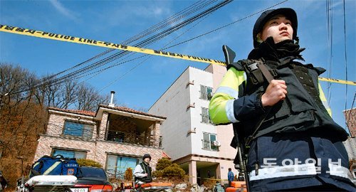 현장 통제하는 무장경찰 27일 전모 씨가 엽총을 난사해 형 부부와 출동한 경찰관까지 살해한 뒤 자살한 경기 화성시의 주택 현장에서 
무장경찰이 출입을 통제하고 있다.