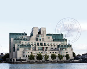 영국 런던에 있는 해외정보국(MI6) 청사(아래)와 이스라엘 정보기관 모사드의 휘장.
