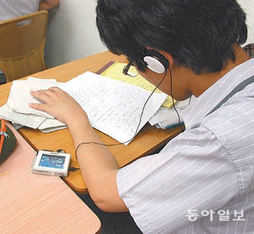 최근 스마트폰과 이어폰 사용이 늘어남에 따라 청소년들 사이에서 난청이 증가하고 있다. 난청을 예방하려면 볼륨은 50% 이하로, 청취 시간은 30분
이내로 하는 것이 좋다. 동아일보DB