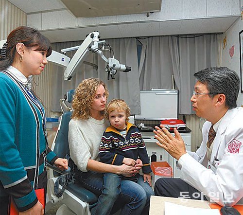 국내 병원을 찾은 러시아 어린이와 어머니가 의료관광 코디네이터 직원의 통역으로 이비인후과 진료 상담을 받고 있다. 동아일보DB