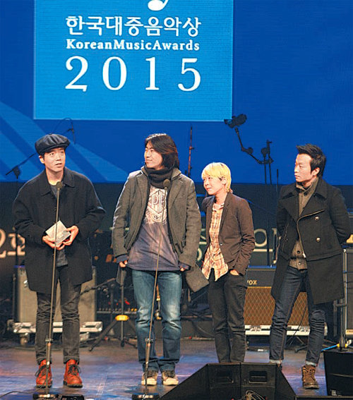 지난달 한국대중음악상 ‘올해의 음반’을 수상한 록 밴드 로로스. 한국대중음악상 제공