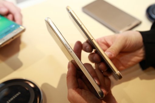 갤럭시S6(왼쪽)와 아이폰6 측면 디자인 비교 모습.