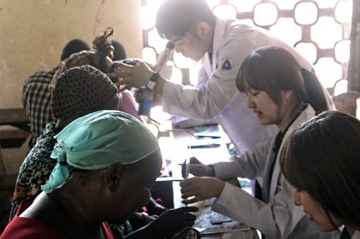 안경광학과 학생들이 2013년 여름방학 때 아프리카 탄자니아에서 눈 건강을 위한 무료 검안과 안경 나눔 봉사활동을 하고 있다.