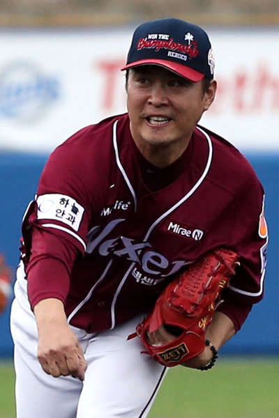 불혹을 앞둔 넥센 베테랑 오른손투수 송신영은 이제 불과 며칠, 그리고 몇 달을 내다볼 수 없는 하루살이 인생을 보내고 있다. 그래도 여전히 기운이 넘친다. 그는 마지막 목표인 현역 통산 700경기 출전에 25경기를 남겨두고 있지만 “더는 아니라고 생각할 때 선수들과 악수를 나누며 소박한 은퇴식을 하고 싶다”고 말했다. 사진제공｜넥센 히어로즈