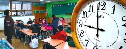 2일 오전 서울 서대문구 인왕초등학교의 한 교실에서 오전 9시 정각에 맞춰 수업을 시작하고 있다. 지난해 9월 경기도교육청이 처음
 시행한 데 이어 서울지역 초중고교 1299곳 중 462곳(35.6%)이 이날부터 9시 등교제를 시작했다. 홍진환 기자 
jean@donga.com