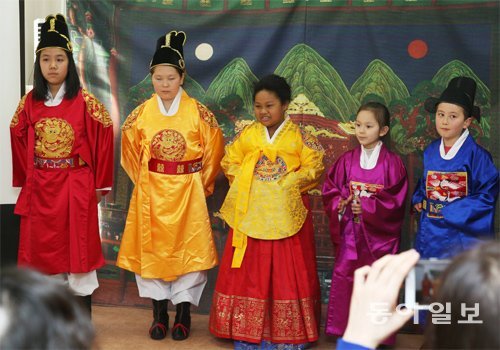 지난달 27일 서울 용산구 다문화가족지원센터에서 열린 위인극에 참가한 어린이들이 궁중한복을 입고 환하게 웃고 있다. 신원건 기자 laputa@donga.com