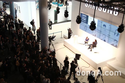 MWC 2015 관람객들이 2일 삼성전자 차기작 갤럭시S6에 대한 설명을 듣고 있다. 사진=정진수 동아닷컴 기자
