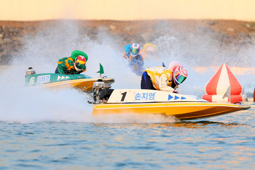 경정이 선수 후보생을 모집한다. 경정은 남녀 선수가 동등한 조건에서 경쟁하는 보기 드문 프로스포츠다. ‘경정퀸’ 손지영(맨 앞)은 지난해 1억2000만원 이상을 벌어 상금 랭킹 2위에 올랐다. 사진제공｜국민체육진흥공단