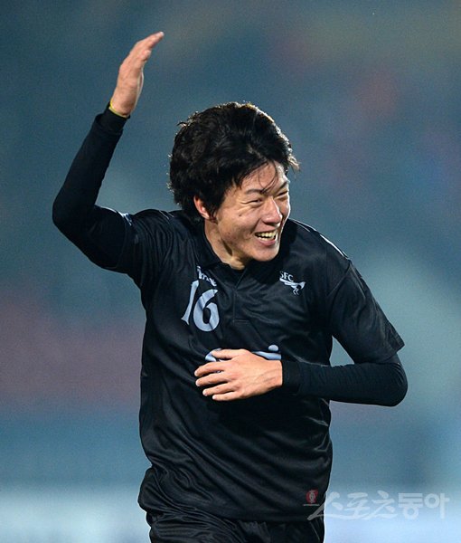 성남 황의조가 3일 탄천종합운동장에서 벌어진 2015 아시아축구연맹(AFC) 챔피언스리그 F조 2차전 감바 오사카(일본)와의 홈경기에서 후반 추가골을 넣은 뒤 환호하고 있다. 성남｜임민환 기자 minani84@donga.com 트위터 @minani84