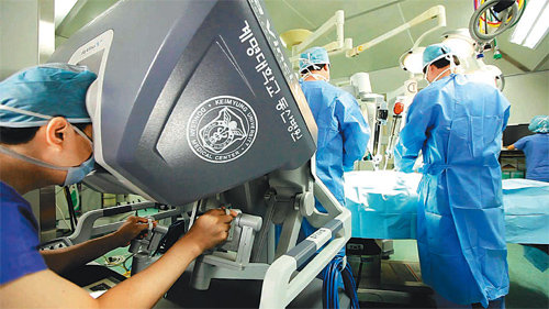 계명대 동산병원 로봇수술센터에서 의료진이 콘솔(조종 장치)의 확대 영상을 보며 심장 수술을 하고 있다. 계명대 동산병원 제공