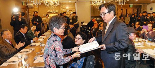 4일 부산 연제구의 한 음식점에서 열린 ‘재부 파독 광부·간호사 감사 서한 전달식’에서 서병수 부산시장(오른쪽)은 박근혜 대통령의 감사 서한을 이날 참석한 파독 광부·간호사 19명에게 일일이 악수하며 전달했다. 서영수 기자 kuki@donga.com