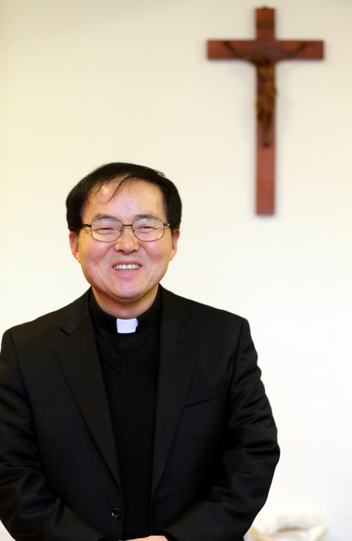 동기 신학생들 사이에서 형님 아닌 ‘큰 형님 신부’로 불렸던 이인주 신부. 그는 “서품식 때 기도하면 하느님이 모두 들어주신다고 해서 5가지를 정했는데 정작 행사 때는 긴장해 하나도 생각나지 않았다”며 웃었다. 김갑식기자 dunanworld@donga.com