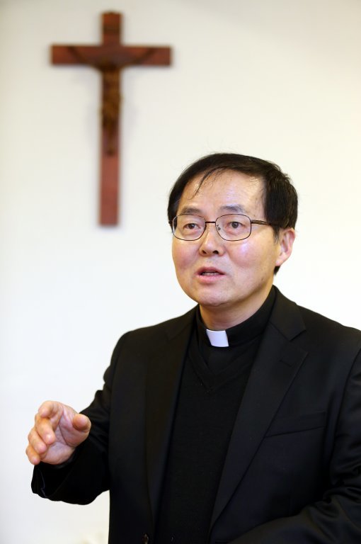 동기 신학생들 사이에서 형님 아닌 ‘큰 형님 신부’로 불렸던 이인주 신부. 그는 “서품식 때 기도하면 하느님이 모두 들어주신다고 해서 5가지를 정했는데 정작 행사 때는 긴장해 하나도 생각나지 않았다”며 웃었다. 김갑식기자 dunanworld@donga.com