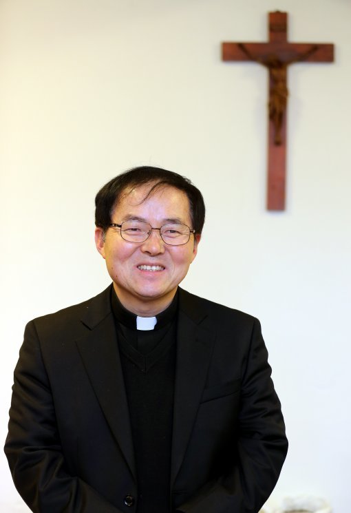 동기 신학생들 사이에서 형님 아닌 ‘큰 형님 신부’로 불렸던 이인주 신부. 그는 “서품식 때 기도하면 하느님이 모두 들어주신다고 해서 5가지를 정했는데 정작 행사 때는 긴장해 하나도 생각나지 않았다”며 웃었다. 김갑식기자 dunanworld@donga.com