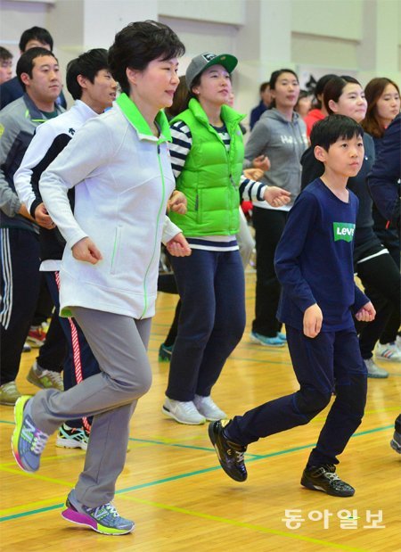 지난해 11월 26일 서울 올림픽체조경기장에서 열린 ‘문화가 있는 날’ 행사에서 박근혜 대통령이 참석자 200여 명과 함께 늘품체조를 시연하고 있다. 동아일보DB