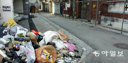 주민 90%가 떠난 서울 성북구 길음동 골목 귀퉁이에 쓰레기가 아무렇게나 쌓여 있다. 박은서 기자 clue@donga.com
